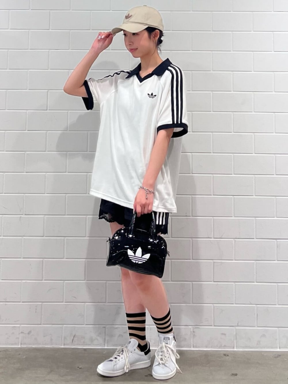 ブラック系のショルダーバッグ、ブラック系のその他パンツ、ホワイト系のトップスを着用したレディースの夏コーディネートの3枚目の写真