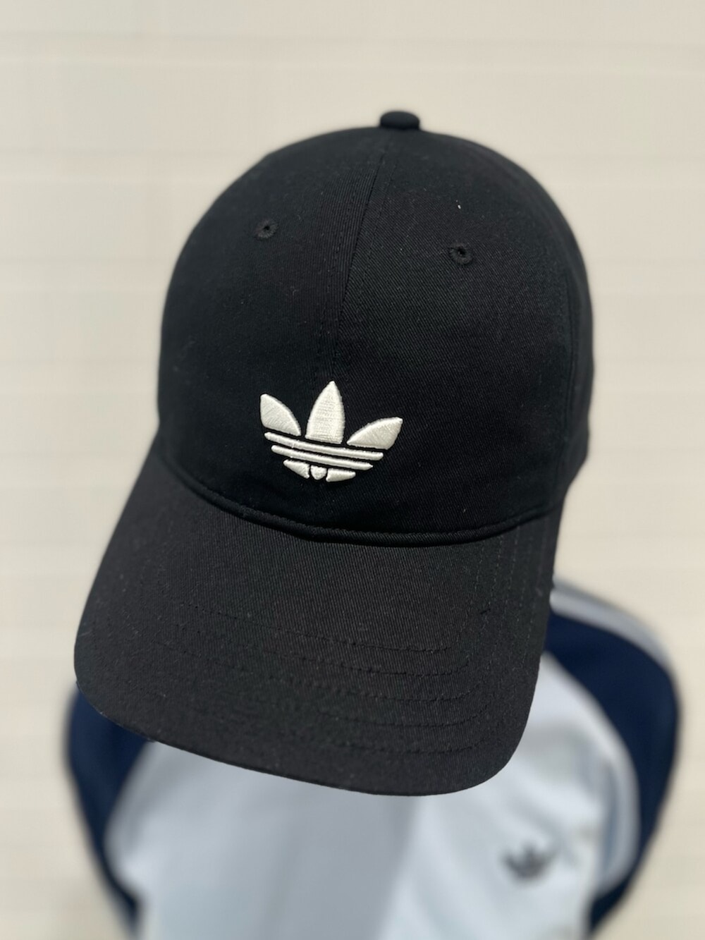 ブラック系のスニーカー、ブルー系のTシャツ/カットソー、ブラック系のトートバッグを着用したレディースの冬コーディネートの3枚目の写真