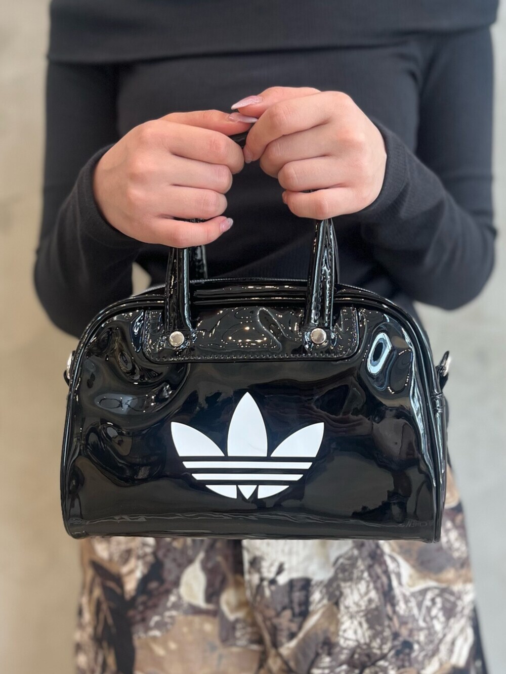 ブラック系のシューズ、ブラック系のTシャツ/カットソー、その他のパンツを着用したレディースの夏コーディネートの5枚目の写真