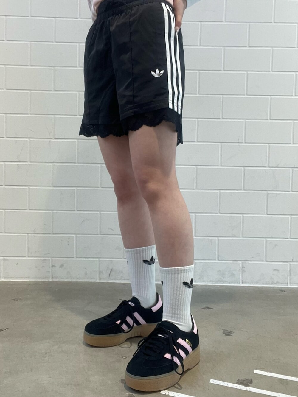 ブラック系のその他パンツ、ブラウン系のショルダーバッグ、ブラック系のスニーカーを着用したレディースの春コーディネートの5枚目の写真