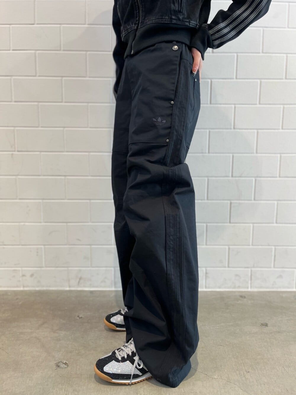 シルバー系のショルダーバッグ、ブラック系のデニムジャケット、ブラック系のその他パンツを着用したレディースの冬コーディネートの5枚目の写真