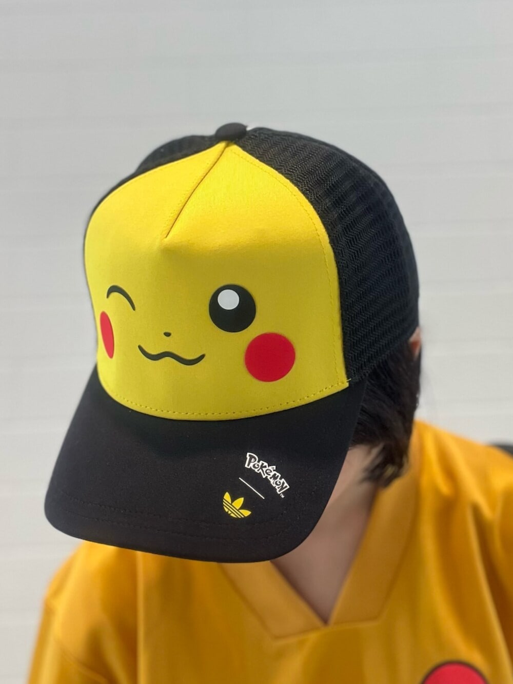 グリーン系のその他パンツ、イエロー系のTシャツ/カットソー、ホワイト系のスニーカーを着用したレディースの秋コーディネートの4枚目の写真