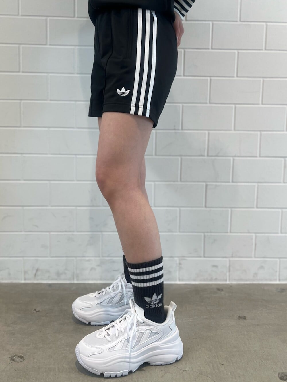 ブラック系のその他パンツ、ブラック系のジャージ、ホワイト系のスニーカーを着用したレディースの春コーディネートの5枚目の写真