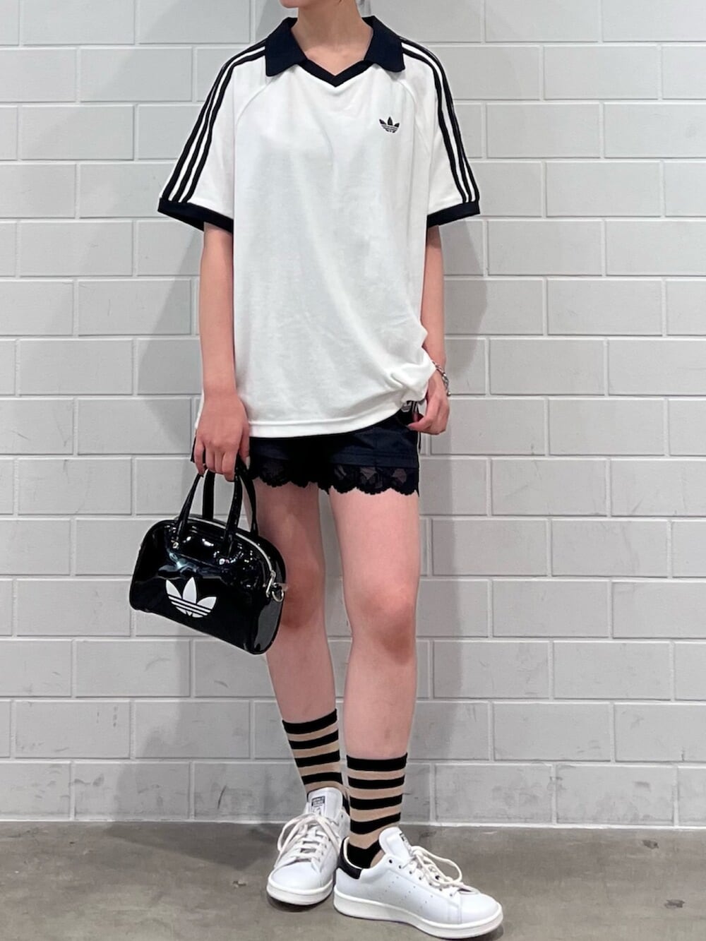 ブラック系のショルダーバッグ、ブラック系のその他パンツ、ホワイト系のトップスを着用したレディースの夏コーディネートの2枚目の写真