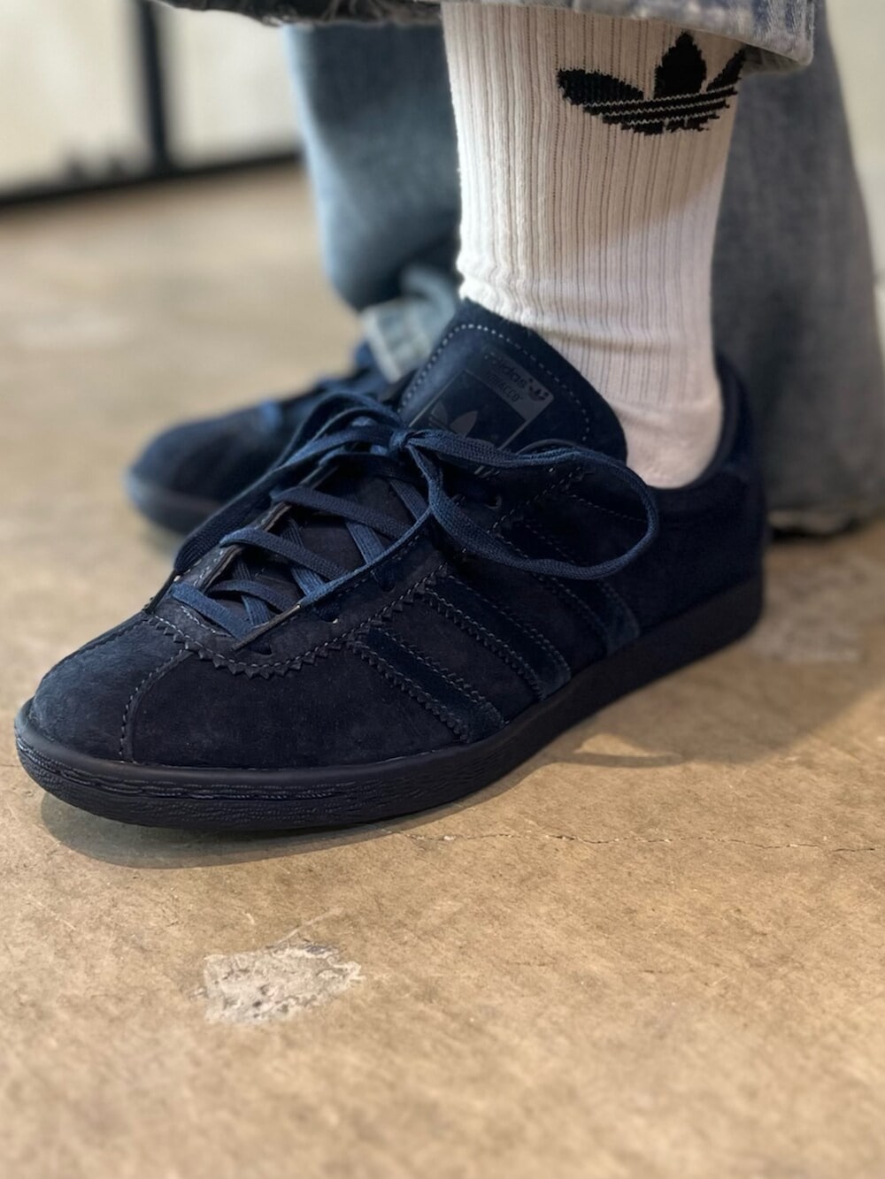 ブルー系のシューズ、ブルー系のショルダーバッグ、ブラック系のポロシャツを着用したレディースの冬コーディネートの6枚目の写真