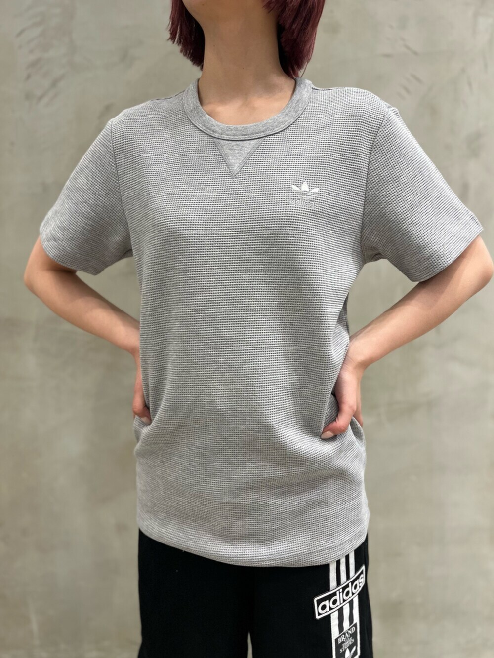 ブラック系のシューズ、ブラック系のデニムパンツ、グレー系のトップスを着用したレディースの春コーディネートの3枚目の写真