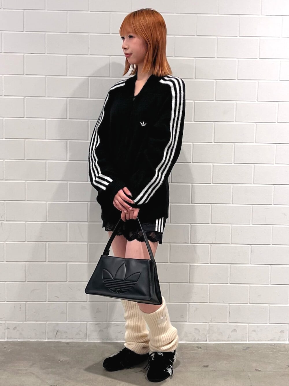 ブラック系のその他パンツ、ブラック系のショルダーバッグ、ブラック系のジャージを着用したレディースの秋コーディネートの3枚目の写真