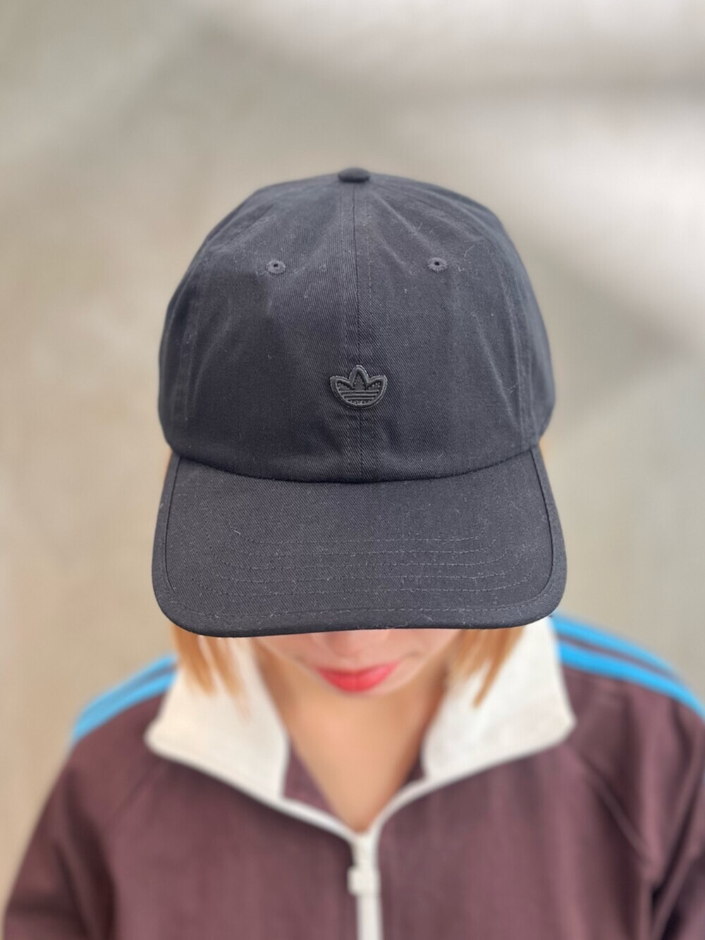 ブラック系のデニムパンツ、ブラウン系のスニーカー、ブラウン系のトップスを着用したレディースの冬コーディネートの3枚目の写真