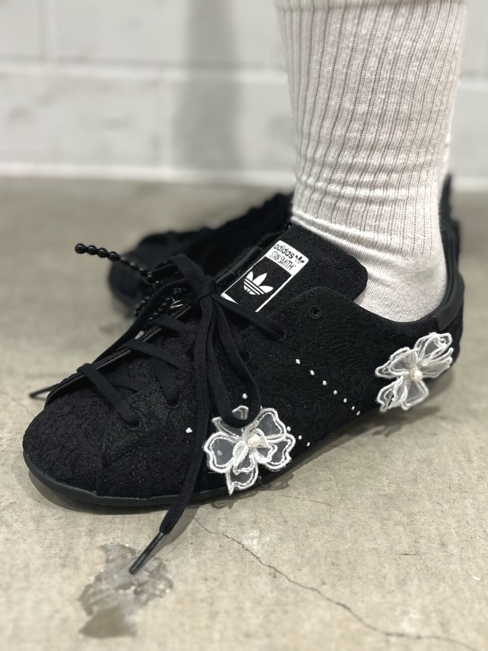 ブラック系のその他パンツ、ブラック系のショルダーバッグ、ブラック系のジャージを着用したレディースの秋コーディネートの8枚目の写真