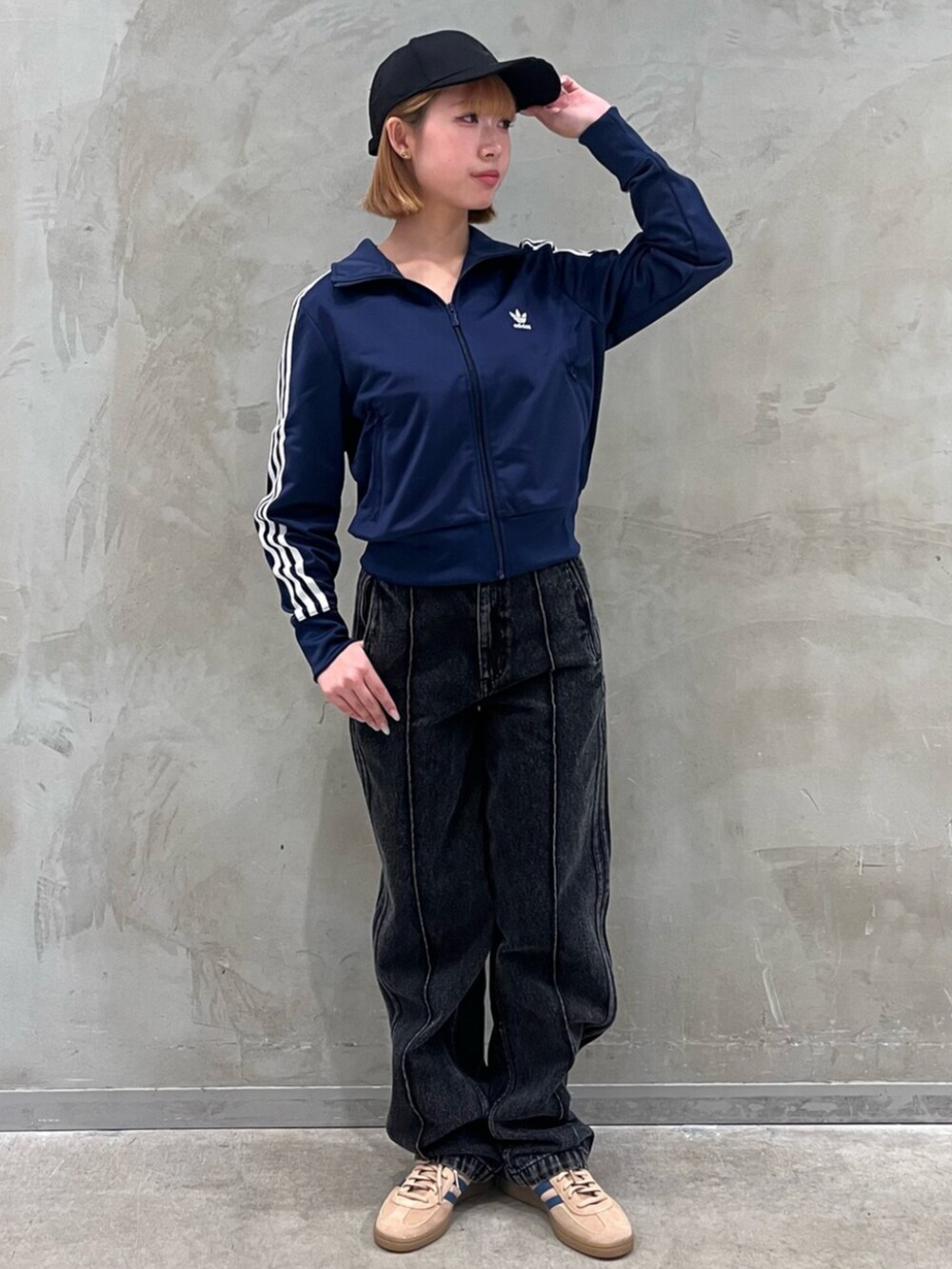 ブラック系のデニムパンツ、ベージュ系のスニーカー、ブルー系のジャージを着用したレディースの夏コーディネートの3枚目の写真