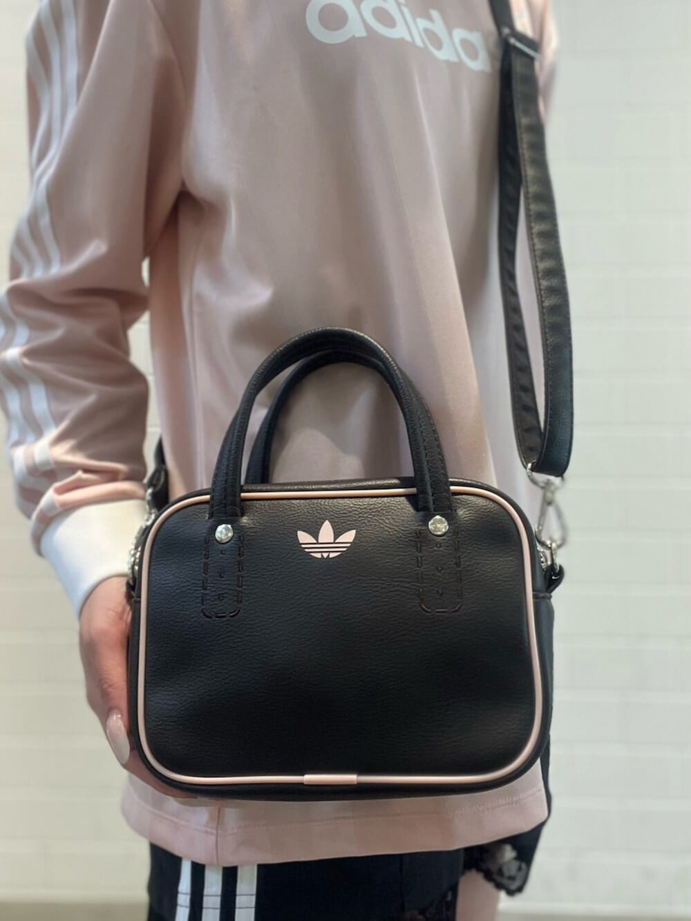 ブラック系のその他パンツ、ブラウン系のショルダーバッグ、ブラック系のスニーカーを着用したレディースの春コーディネートの4枚目の写真