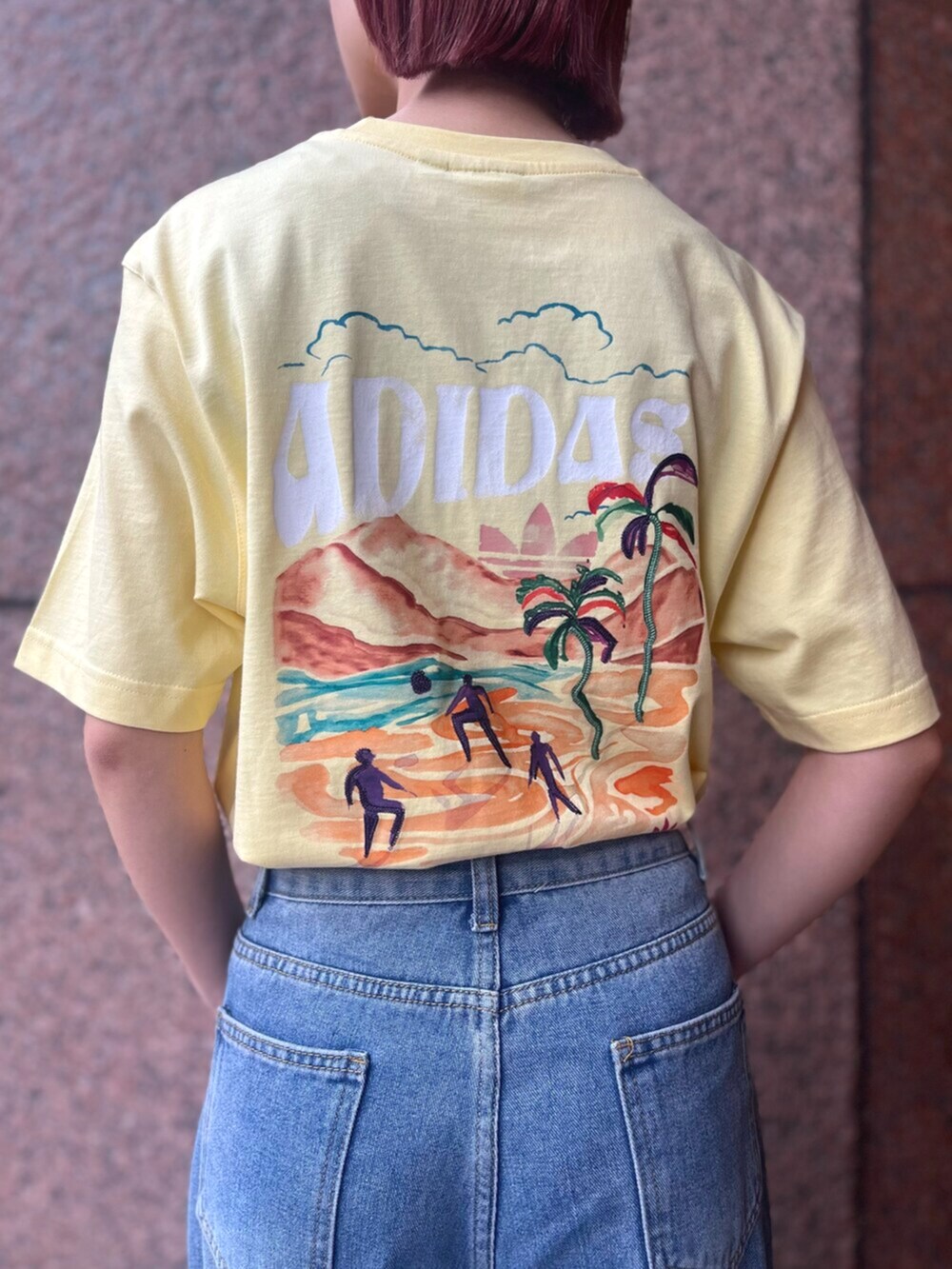 ブラック系のショルダーバッグ、ブラック系のシューズ、イエロー系のTシャツ/カットソーを着用したレディースの春コーディネートの4枚目の写真