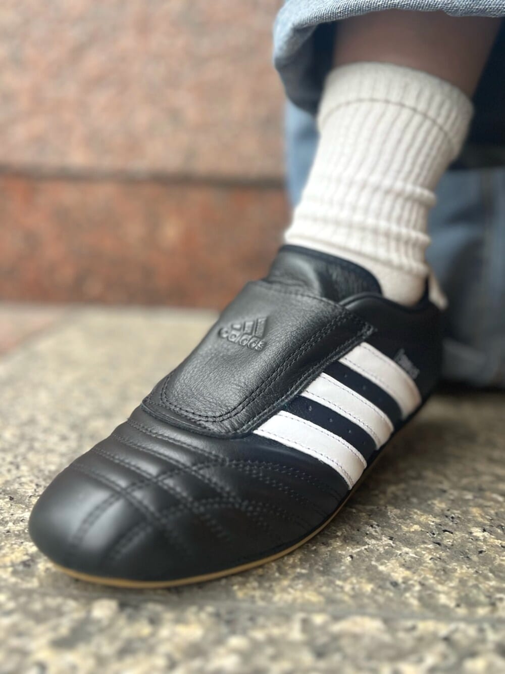 ブラック系のショルダーバッグ、ブラック系のシューズ、イエロー系のTシャツ/カットソーを着用したレディースの春コーディネートの6枚目の写真