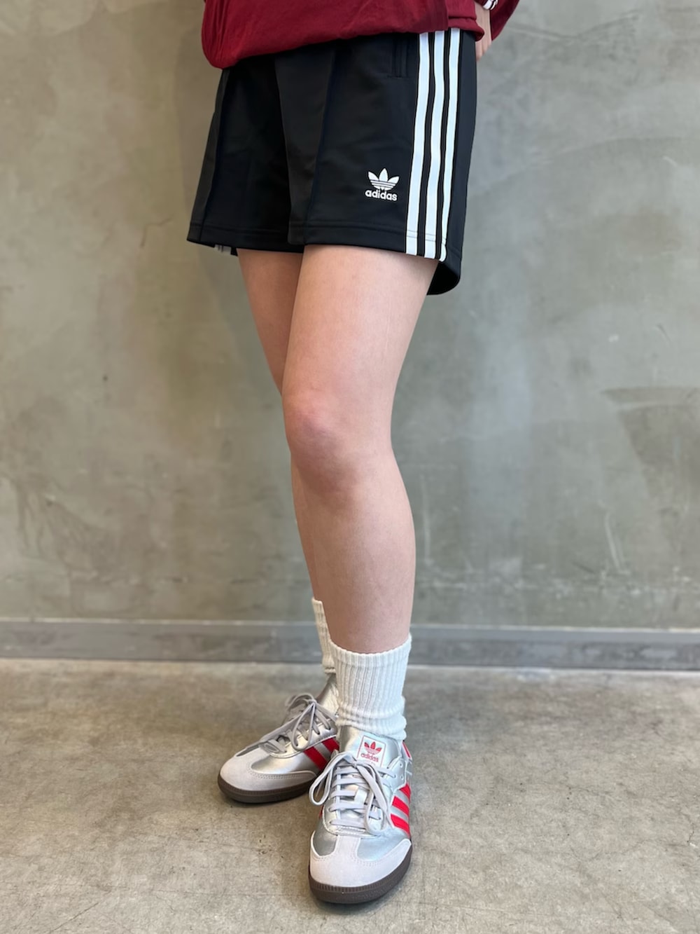 シルバー系のシューズ、シルバー系のショルダーバッグ、レッド系のトップスを着用したレディースの夏コーディネートの4枚目の写真