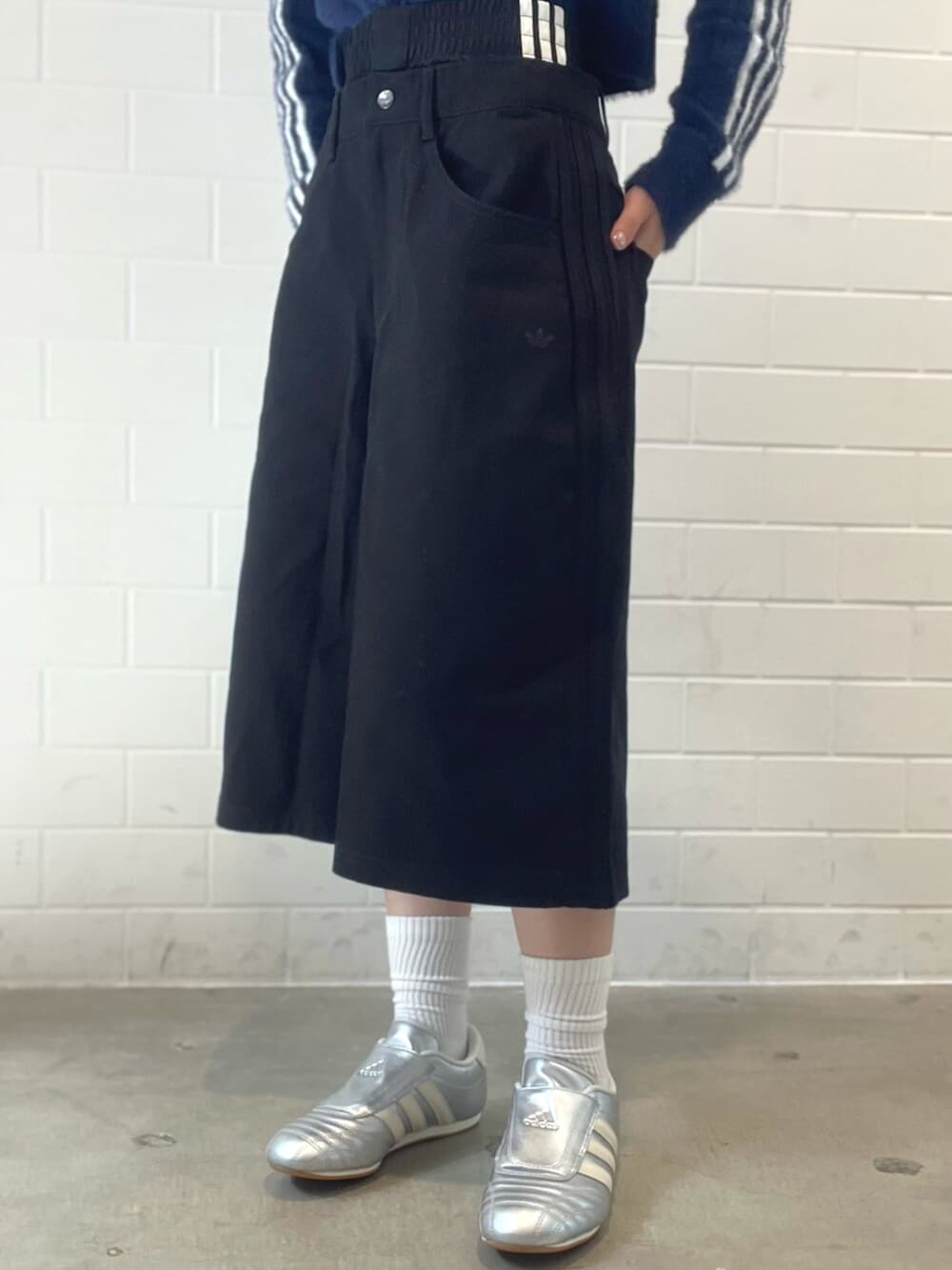 シルバー系のショルダーバッグ、ブラック系のその他パンツ、シルバー系のスニーカーを着用したレディースの秋コーディネートの5枚目の写真