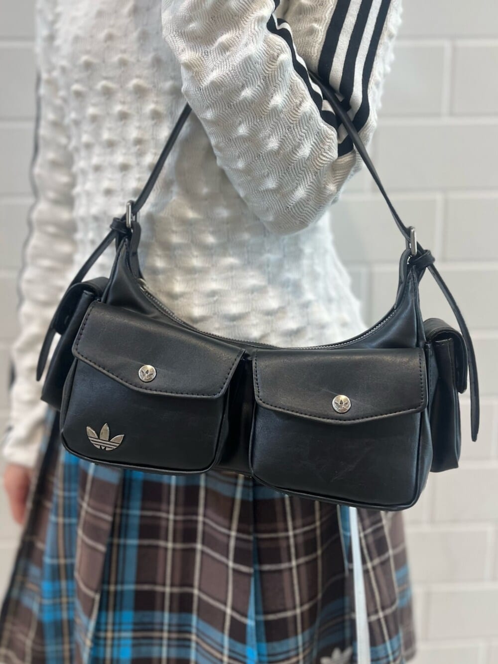 ホワイト系のスウェット、ブラック系のショルダーバッグ、ブラック系のスニーカーを着用したレディースの冬コーディネートの4枚目の写真