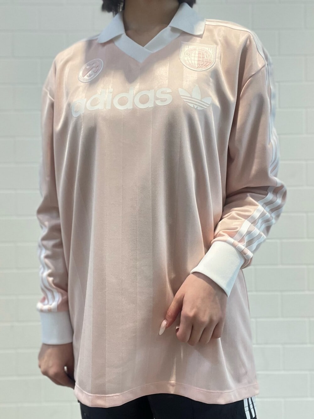 ブラック系のその他パンツ、ブラウン系のショルダーバッグ、ブラック系のスニーカーを着用したレディースの春コーディネートの3枚目の写真