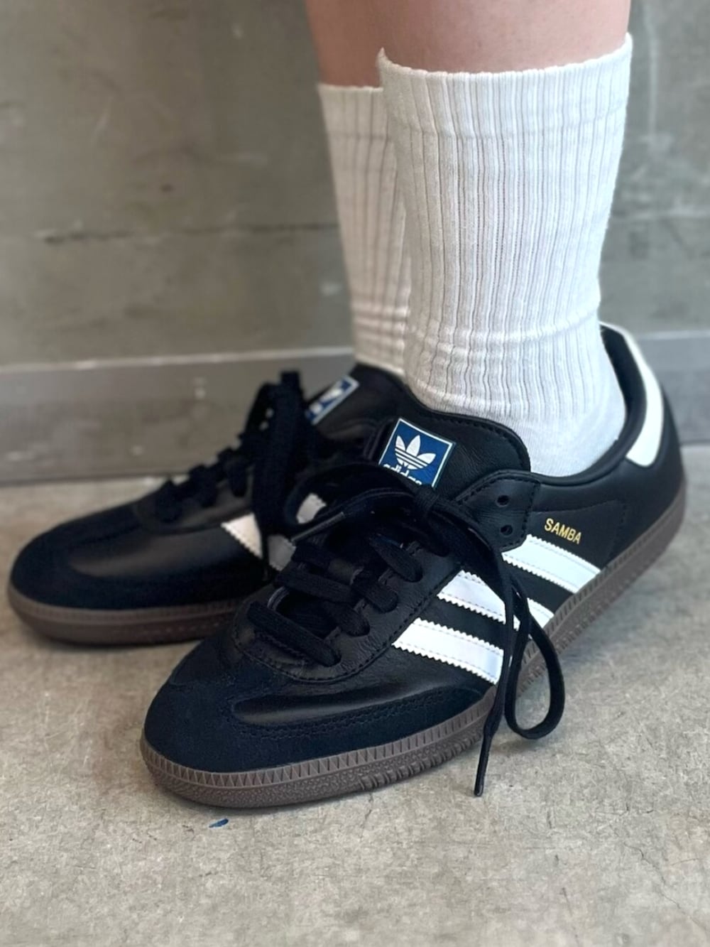 ブラウン系のショルダーバッグ、ブラック系のその他パンツ、ブラック系のポロシャツを着用したレディースの秋コーディネートの6枚目の写真