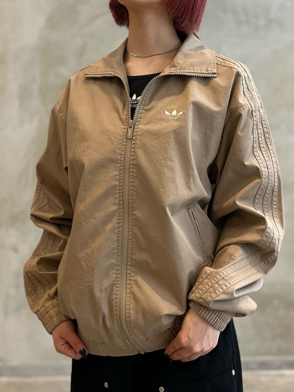 「adidas、adidas originals、アディダス、アディダスオリジナルス、ロンT、ナイロンジャケット、テコンドー、牛柄」｜「adidasのエッセンシャルズ リブ クロップ 長袖Tシャツ / ロンT / アディダスオリジナルス adidas Originals（Tシャツ/カットソー、ブラック系）」を使った、RHさん（レディース・158cm）の春コーディネートの4枚目の写真