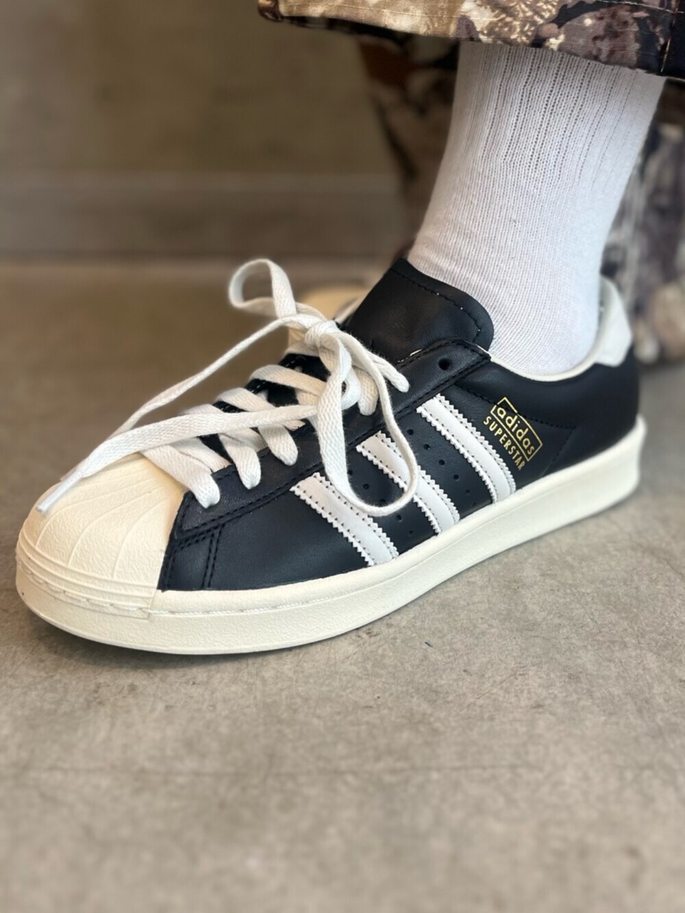 ブラック系のシューズ、ブラック系のTシャツ/カットソー、その他のパンツを着用したレディースの夏コーディネートの6枚目の写真