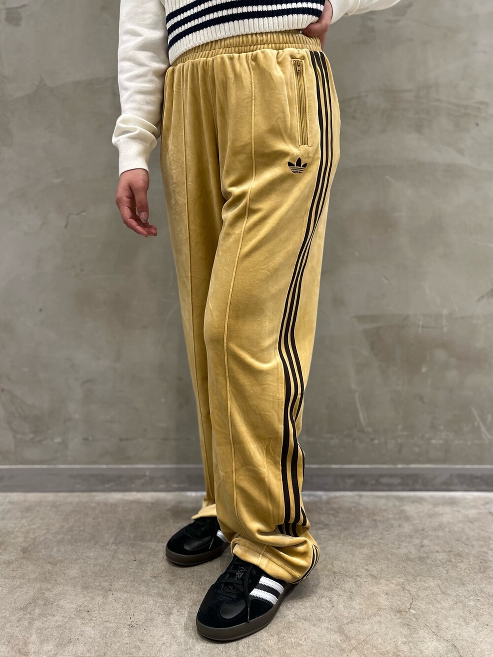 ホワイト系のベスト、ベージュ系のその他パンツ、ブラック系のシューズを着用したレディースの秋コーディネートの4枚目の写真