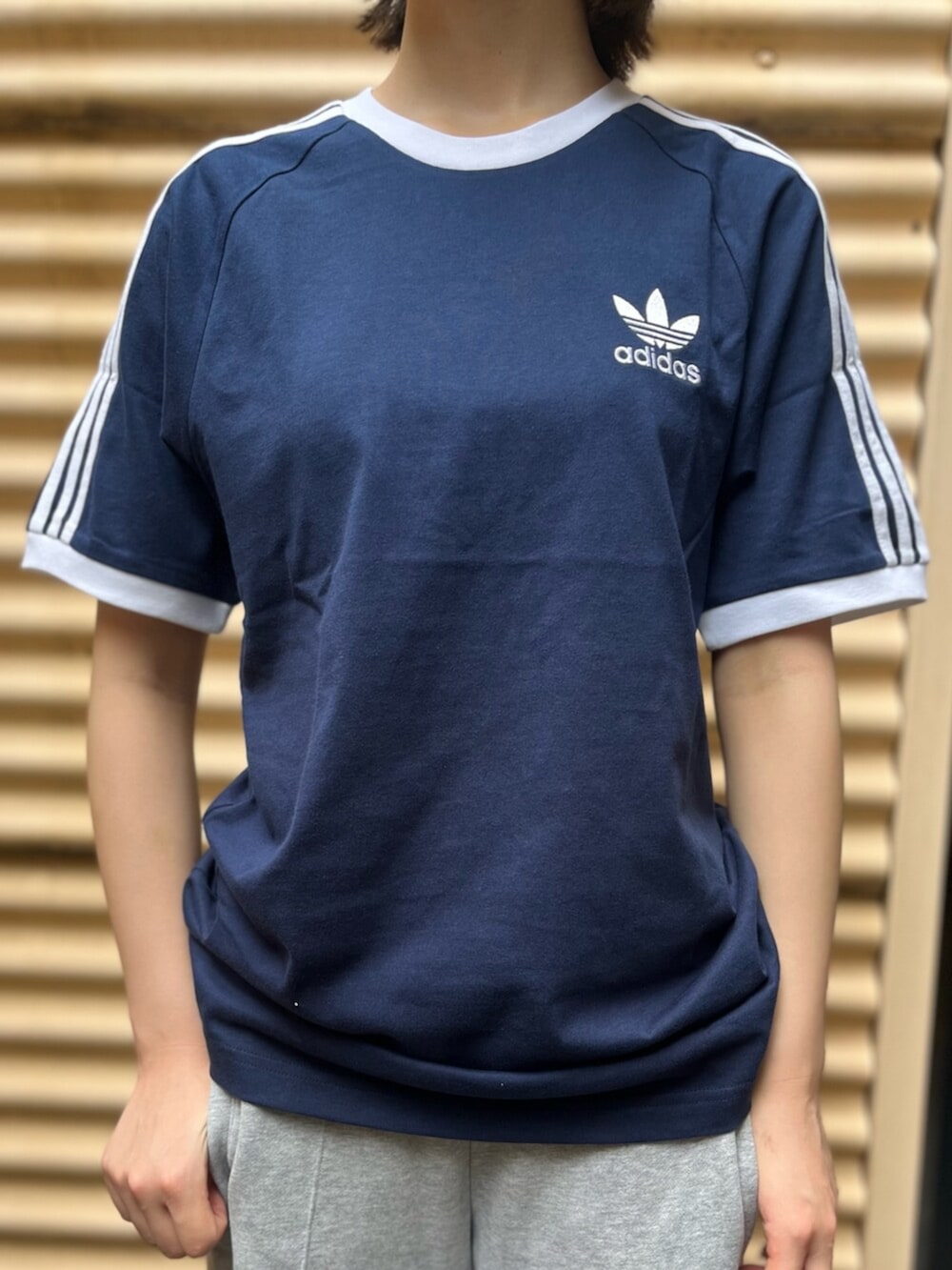 ブラック系のエコバッグ/サブバッグ、ブルー系のTシャツ/カットソー、イエロー系のスニーカーを着用したレディースの夏コーディネートの4枚目の写真