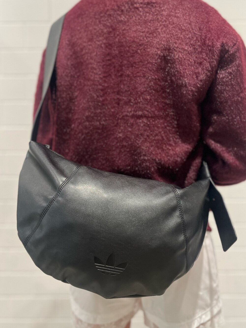 ホワイト系のその他パンツ、ブラック系のショルダーバッグ、レッド系のローファーを着用したレディースの春コーディネートの4枚目の写真