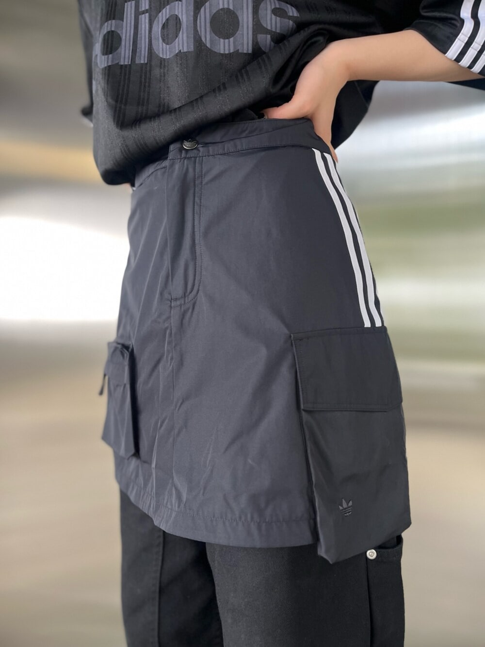 「adidas、adidas originals、アディダス、アディダスオリジナルス、スニーカー、テコンドー、ゲームシャツ、スカート、シルバーシューズ」｜「adidasのテコンドー / Taekwondo（シューズ、シルバー系）」を使った、RHさん（レディース・158cm）の春コーディネートの5枚目の写真