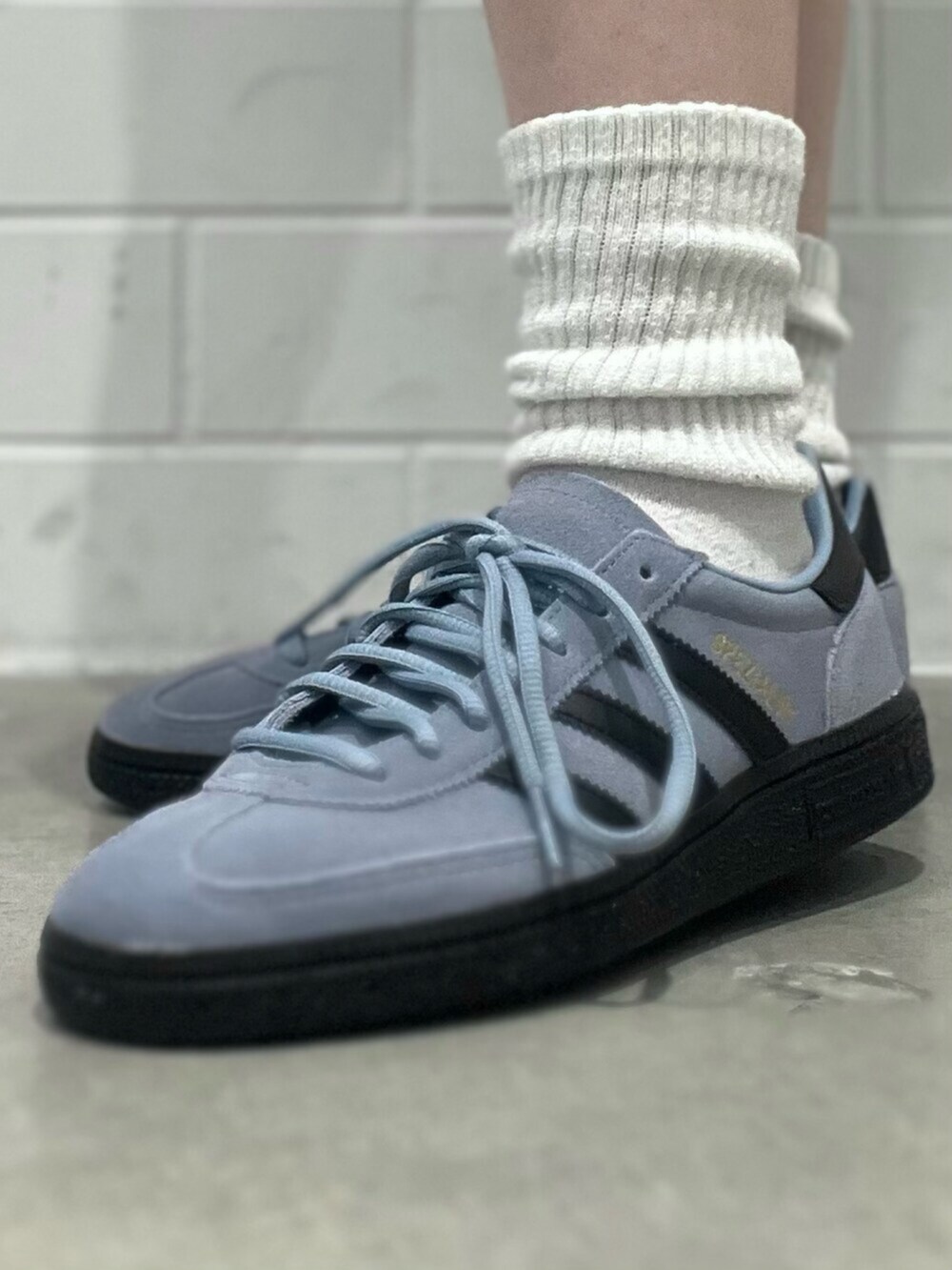 ブルー系のスニーカー、ホワイト系のトップスを着用したレディースの秋コーディネートの4枚目の写真