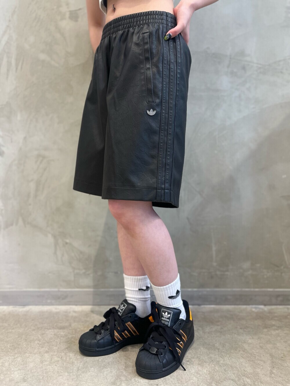 ホワイト系のトップス、ベージュ系のバックパック/リュック、ブラック系のその他パンツを着用したレディースの夏コーディネートの6枚目の写真
