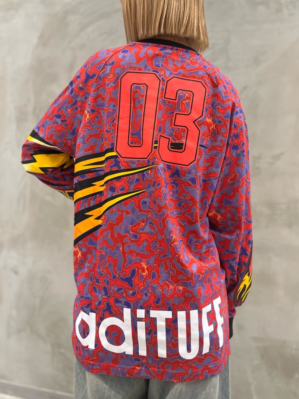 ブルー系のデニムパンツ、レッド系のTシャツ/カットソー、ブルー系のデニムジャケットを着用したレディースの春コーディネートの6枚目の写真