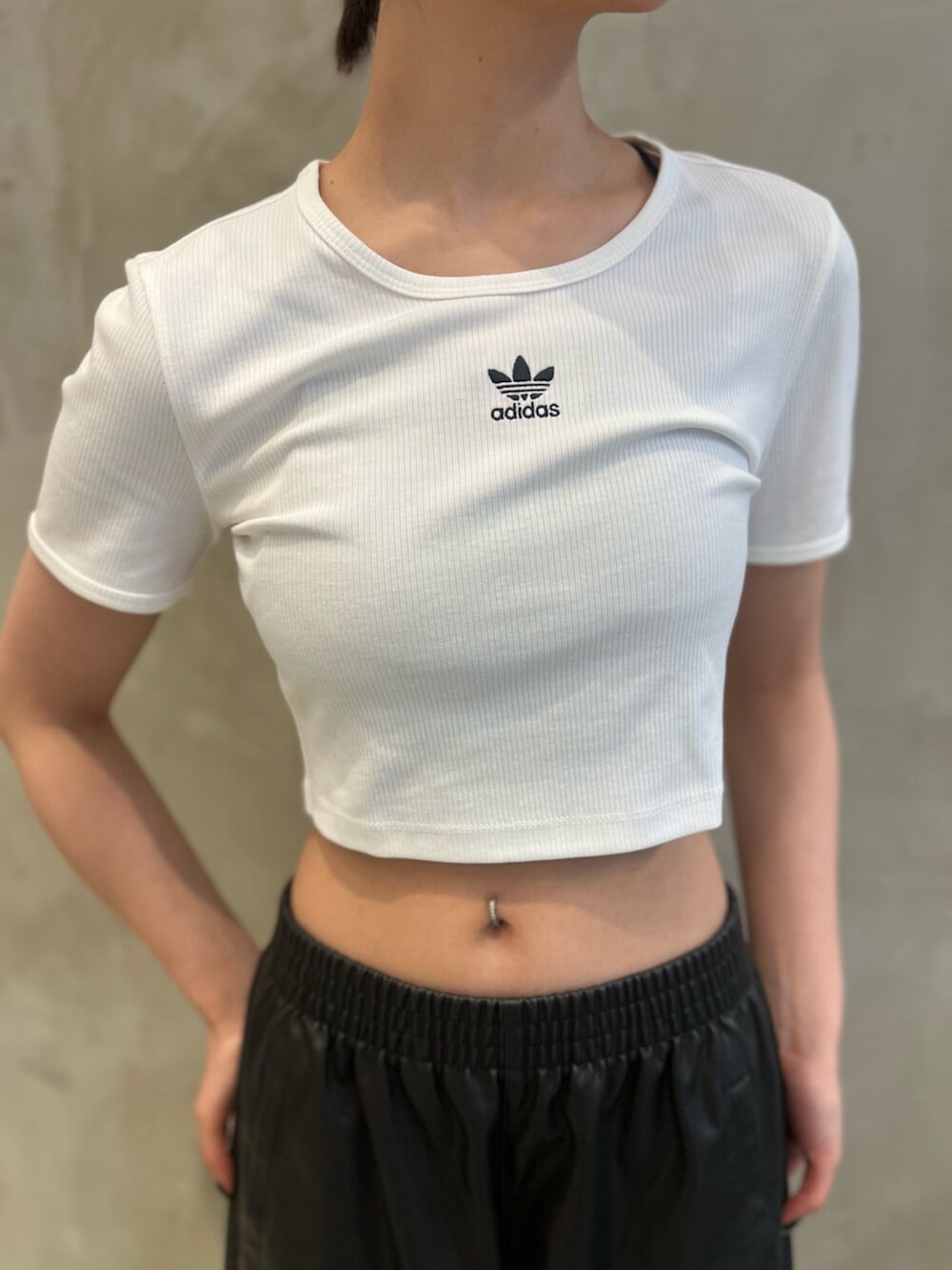 ホワイト系のトップス、ベージュ系のバックパック/リュック、ブラック系のその他パンツを着用したレディースの夏コーディネートの5枚目の写真