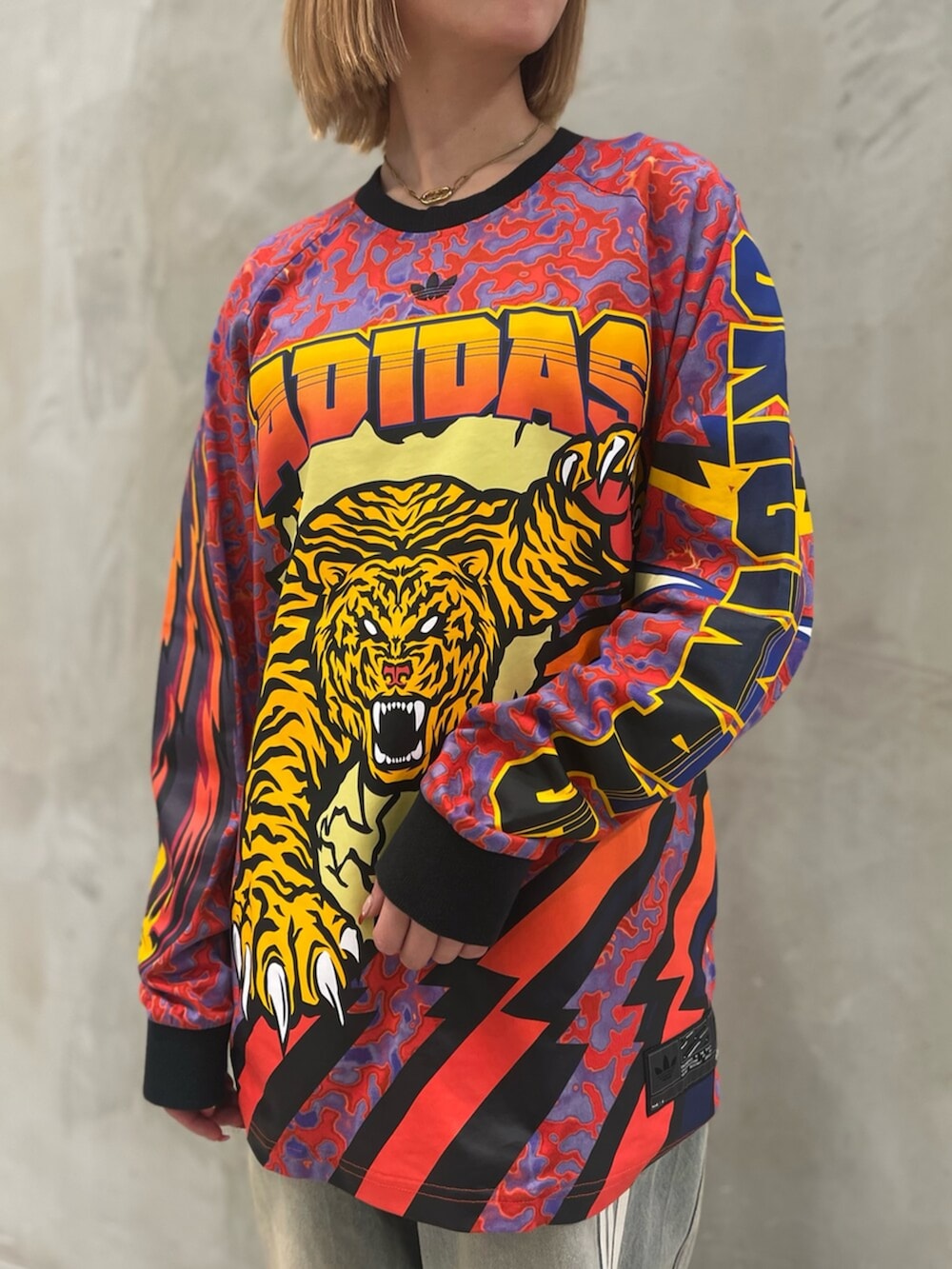 ブルー系のデニムパンツ、レッド系のTシャツ/カットソー、ブルー系のデニムジャケットを着用したレディースの春コーディネートの5枚目の写真