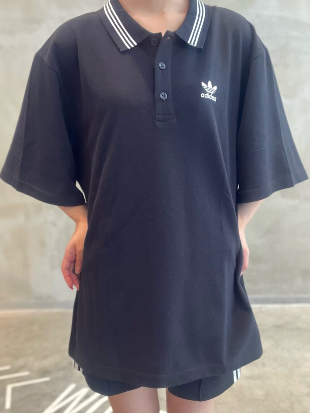 ブラウン系のショルダーバッグ、ブラック系のその他パンツ、ブラック系のポロシャツを着用したレディースの秋コーディネートの3枚目の写真