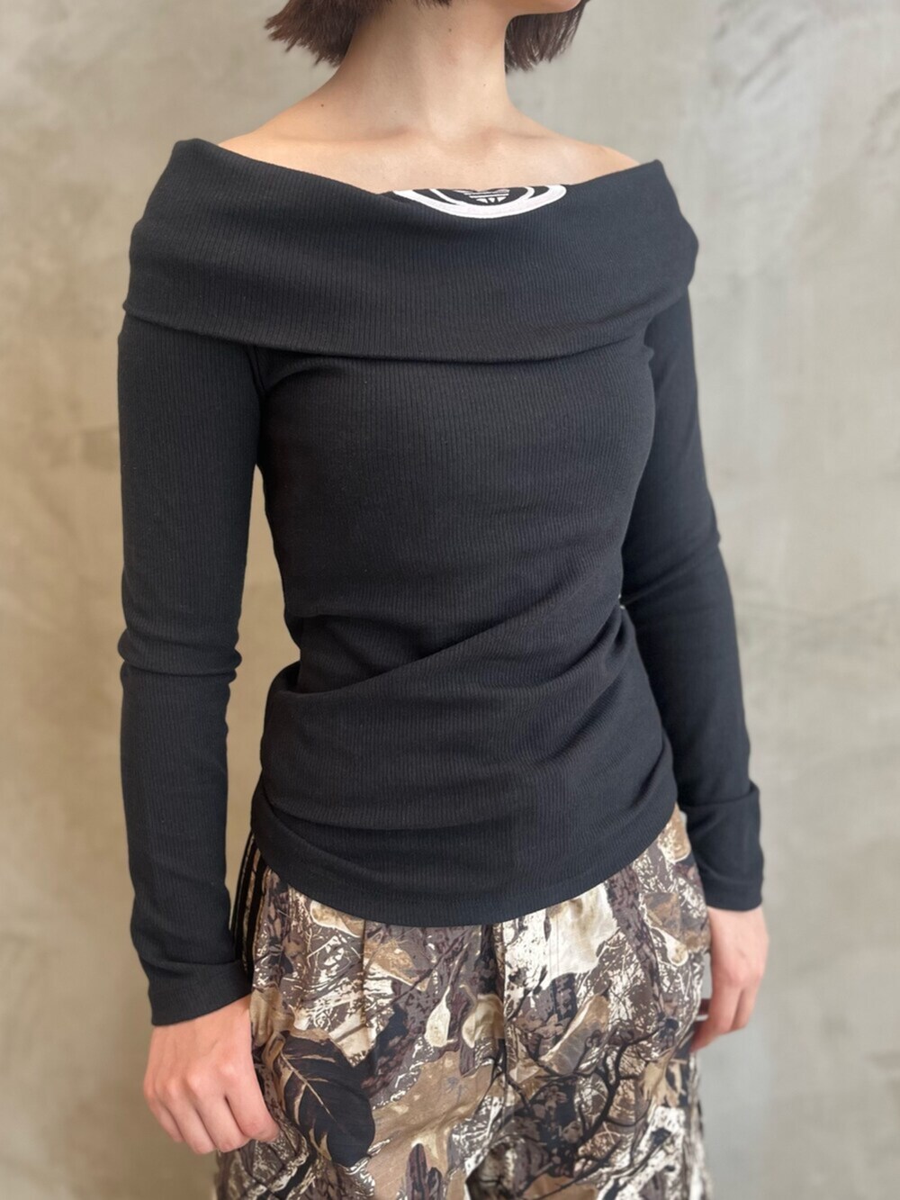 ブラック系のシューズ、ブラック系のTシャツ/カットソー、その他のパンツを着用したレディースの夏コーディネートの3枚目の写真