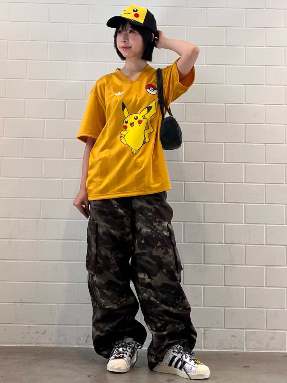 グリーン系のその他パンツ、イエロー系のTシャツ/カットソー、ホワイト系のスニーカーを着用したレディースの秋コーディネートの3枚目の写真