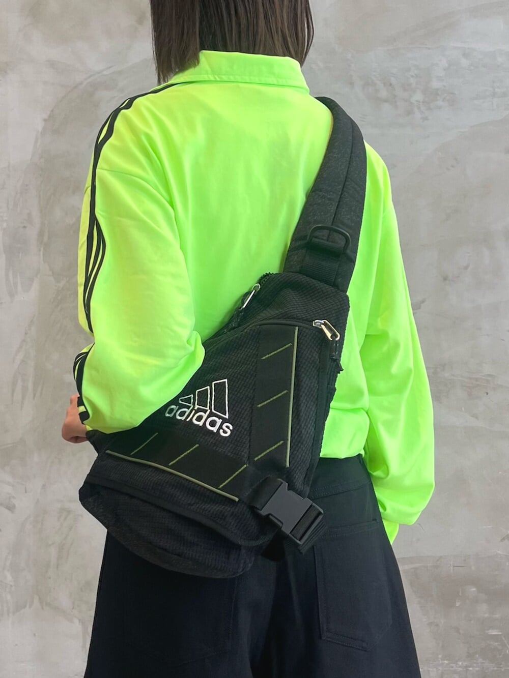 ブラック系のシューズ、ブラック系のその他パンツ、グリーン系のジャージを着用したレディースの夏コーディネートの5枚目の写真