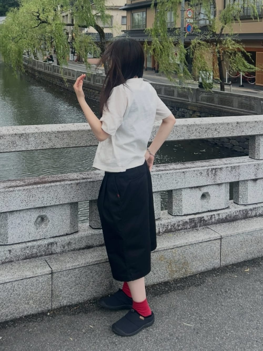 ブラック系のその他パンツ、ブラック系のスリッポンを着用したレディースの夏コーディネートの2枚目の写真