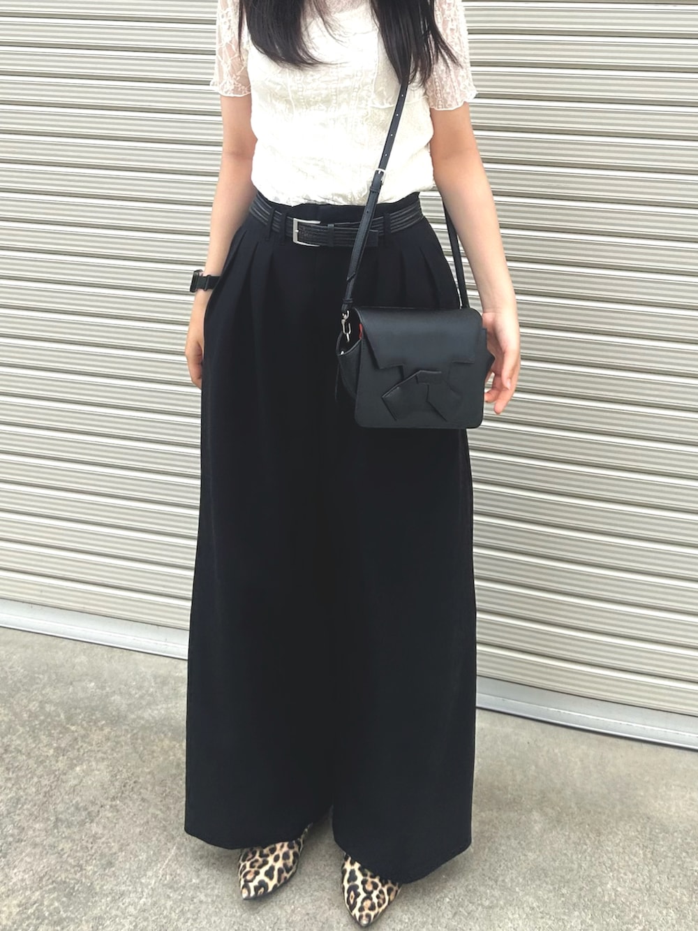 ホワイト系のTシャツ/カットソー、ブラック系のスラックス、ブラック系のベルトを着用したレディースの夏コーディネートの3枚目の写真