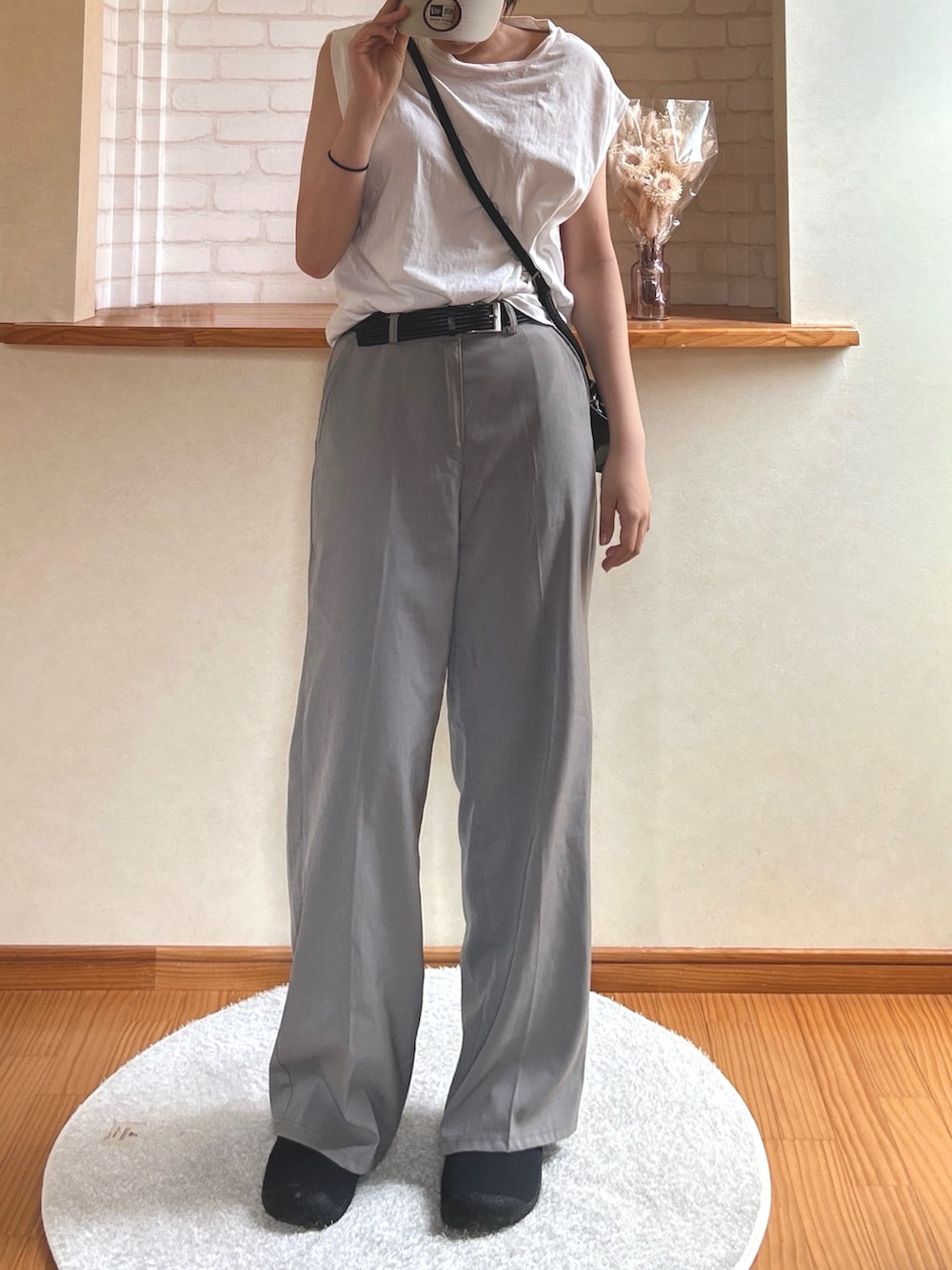 「夏ルックで気分アップ、夏コーデ、ショルダーバッグ、ノースリーブ、休日スタイル、キャップ、シンプルスタイル、夏服コーデ、楽チンコーデ、ホワイト、キャップ女子」｜「UNE MANSIONの【低身長 / 高身長用 サイズ＆丈が選べるスラックス , 男女兼用/UNISEX】】【 12color ／ ３size／ 3lengths 】【 足長効果あり】ベーシックハイウエストワイドスラックス（スラックス、グレー系）」を使った、cocoa.さん（骨格ウェーブ・レディース・168cm）の夏コーディネートの4枚目の写真