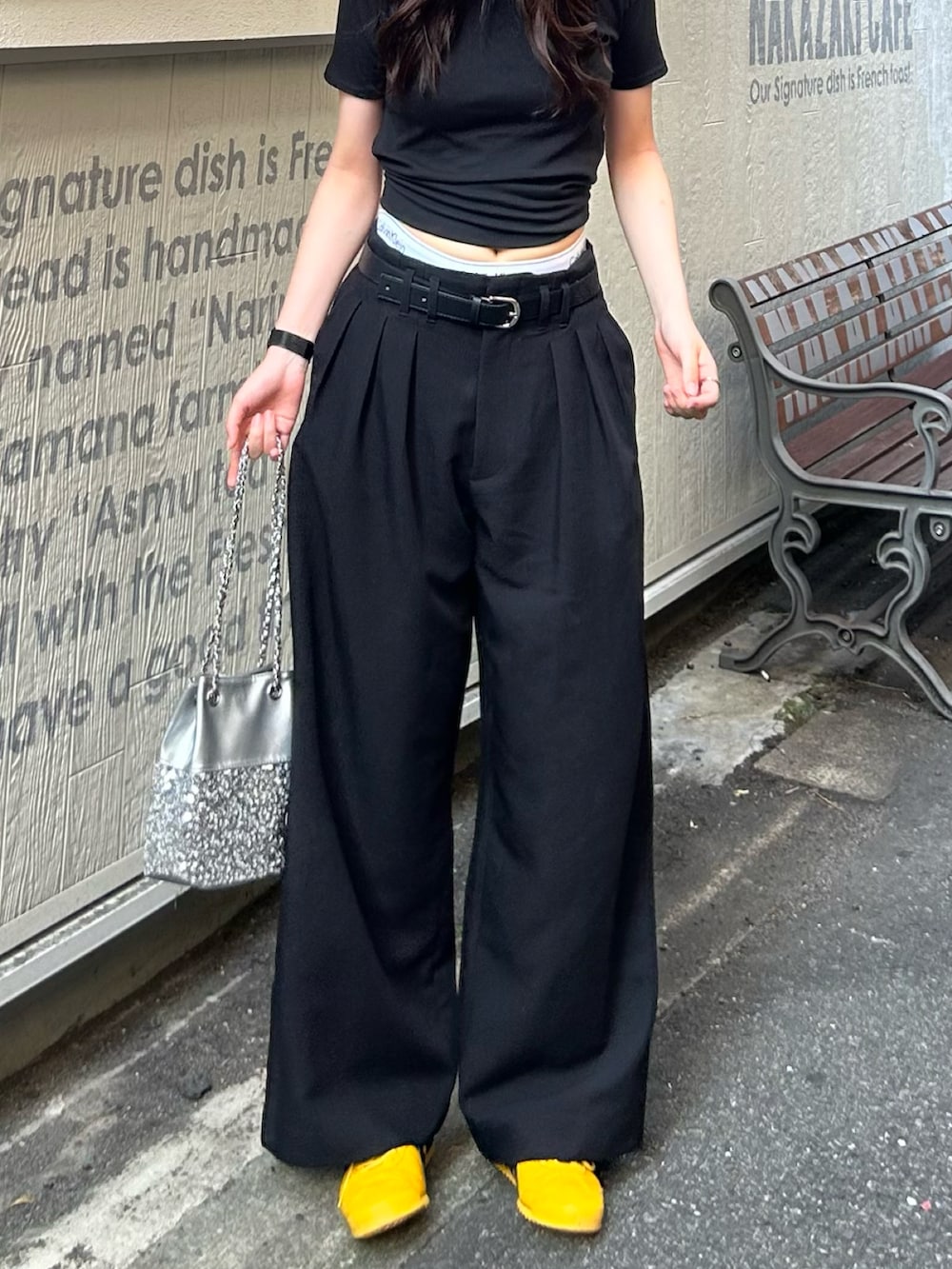 シルバー系のショルダーバッグ、ブラック系のTシャツ/カットソー、ブラック系のスラックスを着用したレディースの夏コーディネートの3枚目の写真