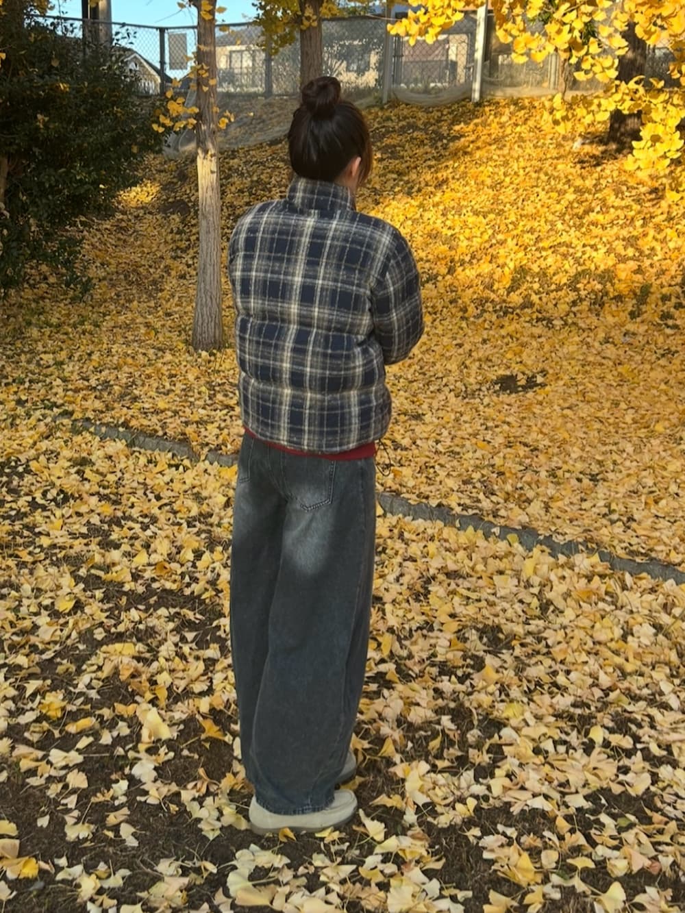 ブルー系のジャケット/アウターを着用したレディースの秋コーディネートの2枚目の写真