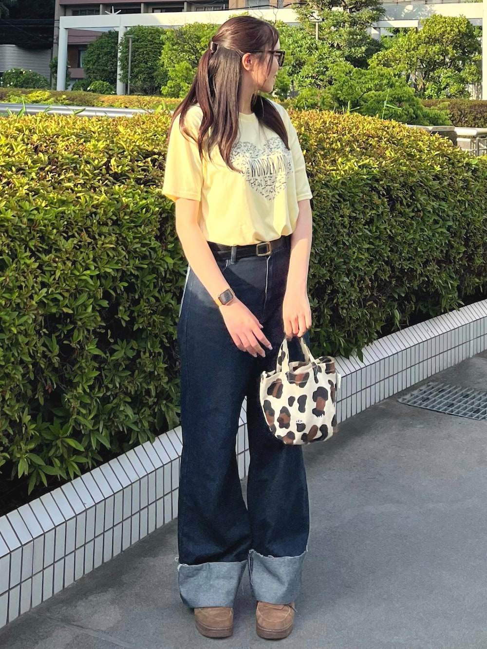 その他のバッグ、ブルー系のデニムパンツ、ブラウン系のスニーカーを着用したレディースの夏コーディネートの2枚目の写真