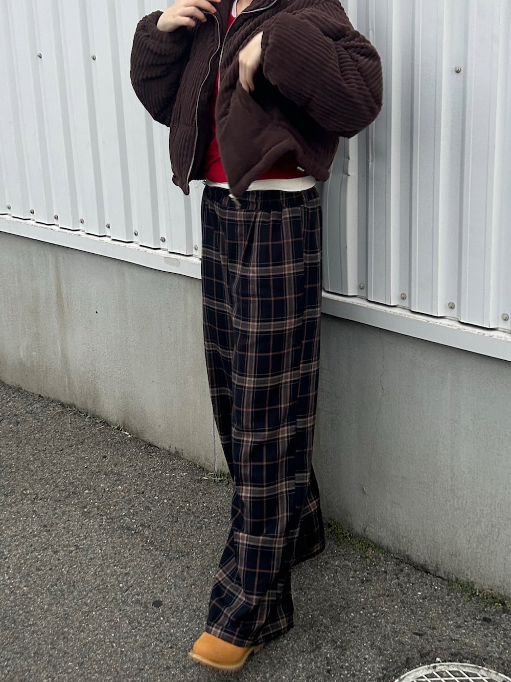 ベージュ系のドレスシューズを着用したレディースの秋コーディネートの2枚目の写真