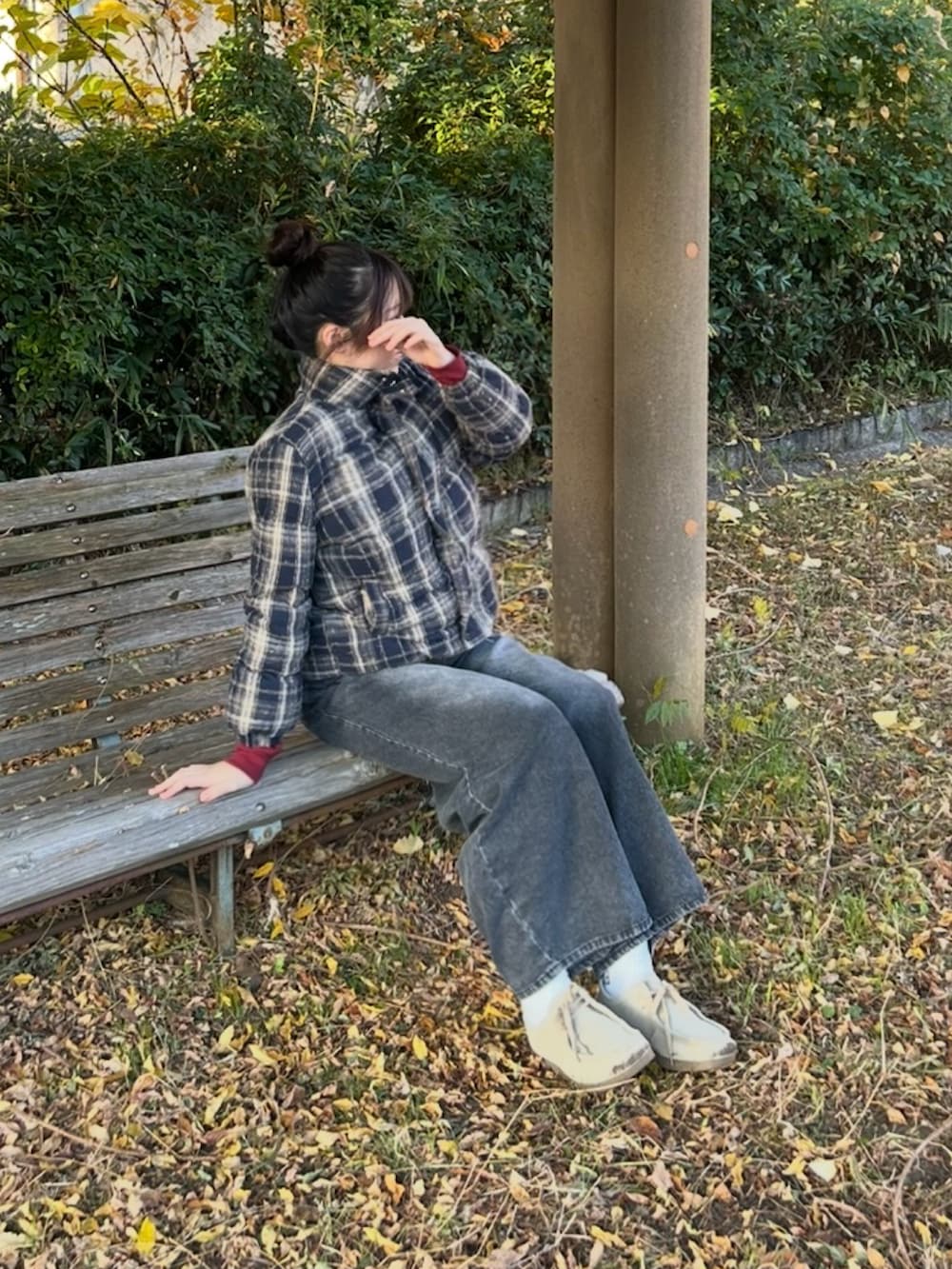 ブルー系のジャケット/アウターを着用したレディースの秋コーディネートの3枚目の写真