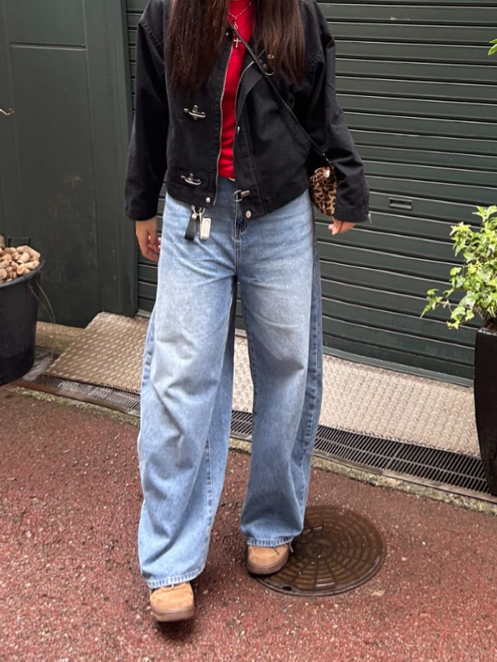 ブラック系のその他アウター、レッド系のその他トップス、ブラウン系のスニーカーを着用したレディースの秋コーディネートの3枚目の写真