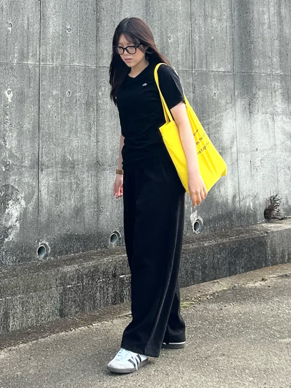 「ブラックコーデ、古着MIX、夏ファッション、楽チンコーデ、Tシャツコーデ、モノトーン、トートバック、メガネ女子、スポーツミックス、スニーカー、adidas、LACOSTE、UNIQLO、通学コーデ、アウトドアスタイル」｜「UNIQLOのアイテム（スウェットパンツ、ブラック系）」を使った、cocoa.さん（骨格ウェーブ・レディース・168cm）の夏コーディネートの2枚目の写真