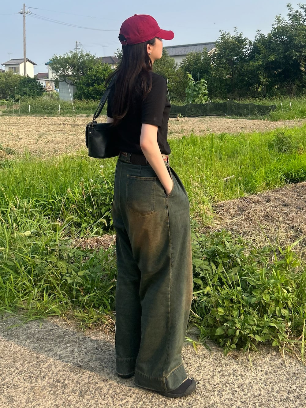 「アウトドアスタイル、ラクチンコーデ、パンツコーデ、夏、プチプラ、デニムコーデ、夏コーデ、古着MIX、ブラックコーデ、お出かけコーデ、キャップ、カラーコーデ、デニム、休日スタイル、Tシャツコーデ」｜「soerteのWIDE BUGGY VINTAGE LIKE DENIM PANTS " MUD DYEING / WASHED "/ワイドバギーヴィンテージライクデニムパンツ（デニムパンツ、ブルー系）」を使った、cocoa.さん（骨格ウェーブ・レディース・168cm）の夏コーディネートの3枚目の写真