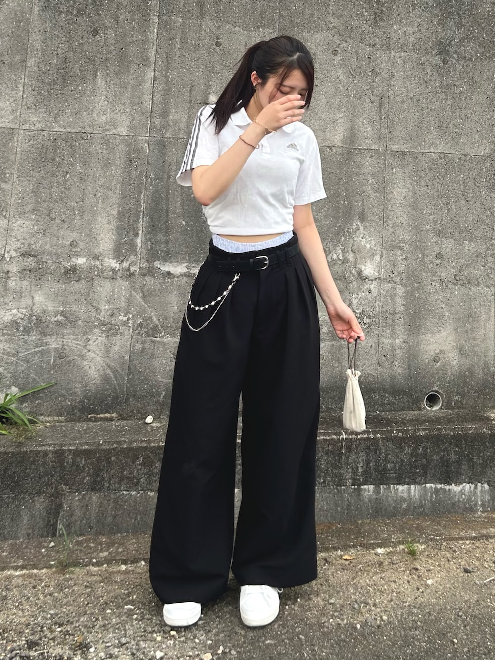 「夏ファッション、夏コーデ、韓国ファッション、プチプラ、古着MIX、ブラックコーデ、ポロシャツ、休日スタイル、adidas、夏ルックで気分アップ」｜「WYM LIDNMのSLIGHT FLARE DOUBLE CLOTH BAGGY SLACKS（スラックス、ブラック系）」を使った、cocoa.さん（骨格ウェーブ・レディース・168cm）の夏コーディネートの2枚目の写真