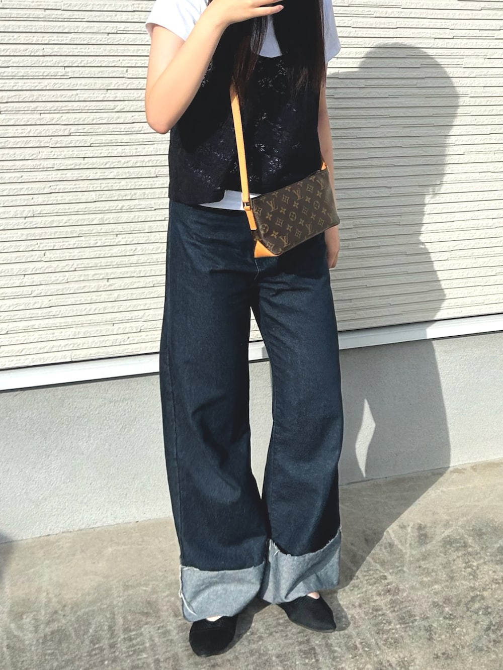 「夏ルックで気分アップ、デニム、白Tシャツ、ビスチェ、シンプルコーデ、きれいめカジュアル、夏コーデ、プチプラ」｜「shesameのリバーロールアップデニムパンツ（デニムパンツ、ブルー系）」を使った、cocoa.さん（骨格ウェーブ・レディース・168cm）の夏コーディネートの3枚目の写真